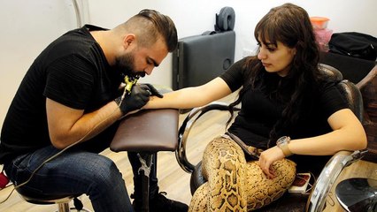 الوشم في العراق.. فن ساهم الغزو الأميركي وإقبال الشباب بتطويره وزيادة شعبيته