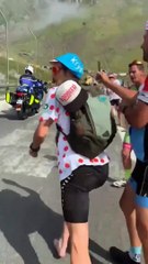 Peter Sagan dédicace son autobiographie en pleine ascension du Tourmalet  !