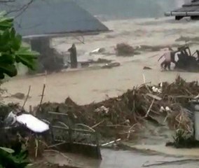 Sel sularından mahsur kalan kadının kurtarılma anı kamerada