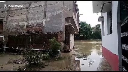 Cet immeuble bascule seul d'un coup dans le fleuve !