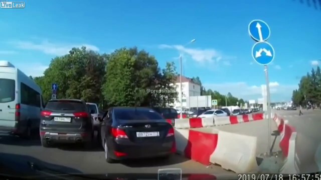 Respect de la priorité en Russie : ils règlent ça aux poings sur la route !