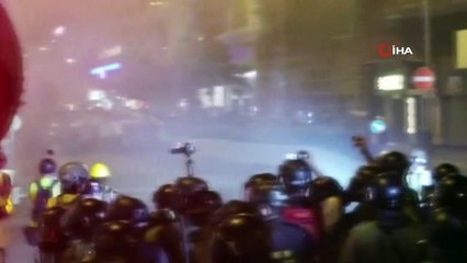 - Hong Kong'da binlerce kişi yeniden sokaklarda