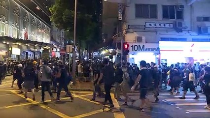 Video herunterladen: Hong Kong vuelve al caos con noche de incidentes entre manifestantes y la policía