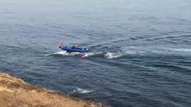 Una cámara capta el momento en el que una lancha deposita a un grupo de inmigrantes cerca de la orilla en Tarifa