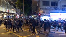 Hong Kong vuelve al caos con noche de incidentes entre manifestantes y la policía