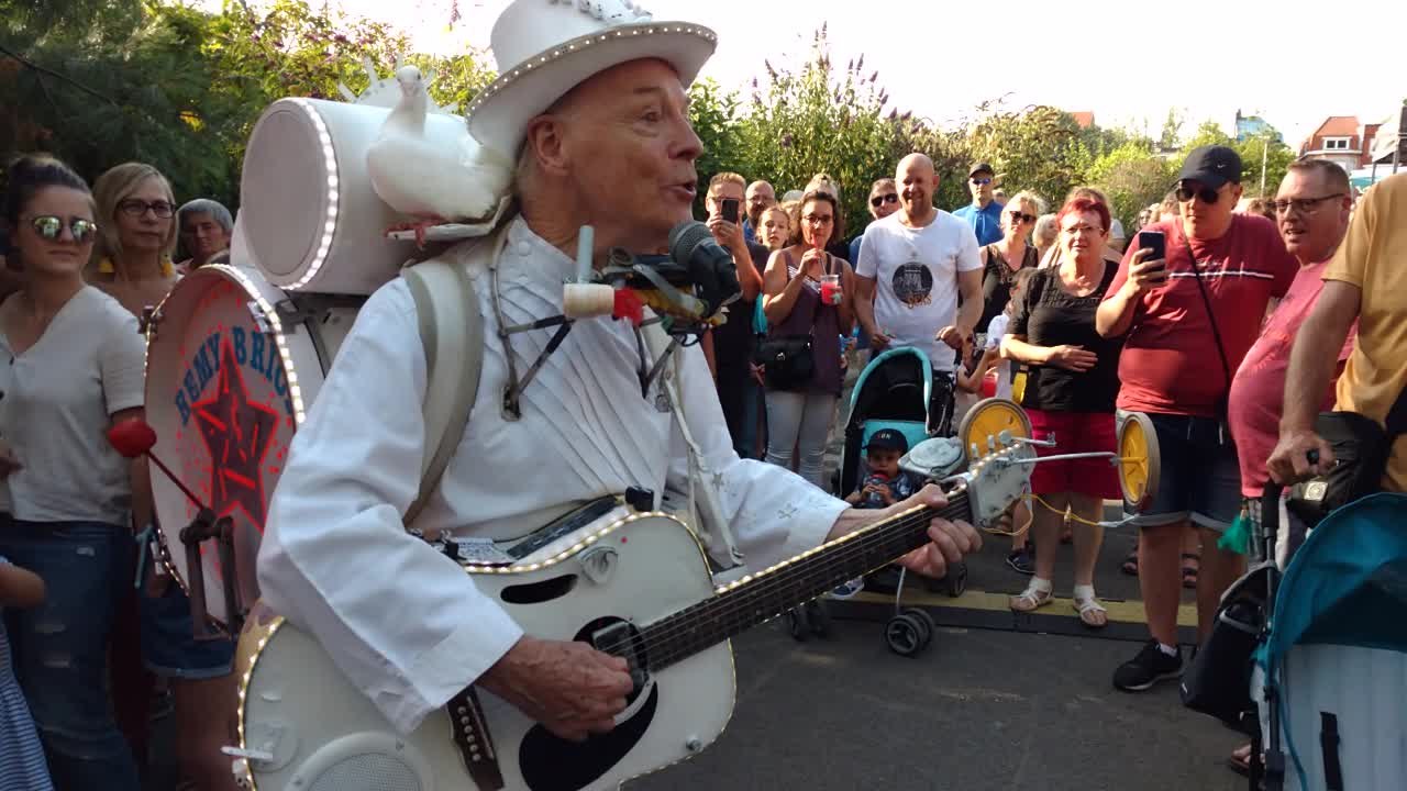 L'homme-orchestre Rémy Bricka au parc de Mouscron pour la Fête nationale