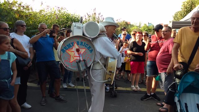 L'homme-orchestre Rémy Bricka au parc de Mouscron pour la Fête du 21 juillet