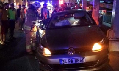 Son dakika! Otomobil, metrobüs durağındaki yolculara çarptı, yaralılar var