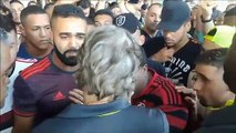 Jorge Jesus ameaçado pelos adeptos do Flamengo em fúria