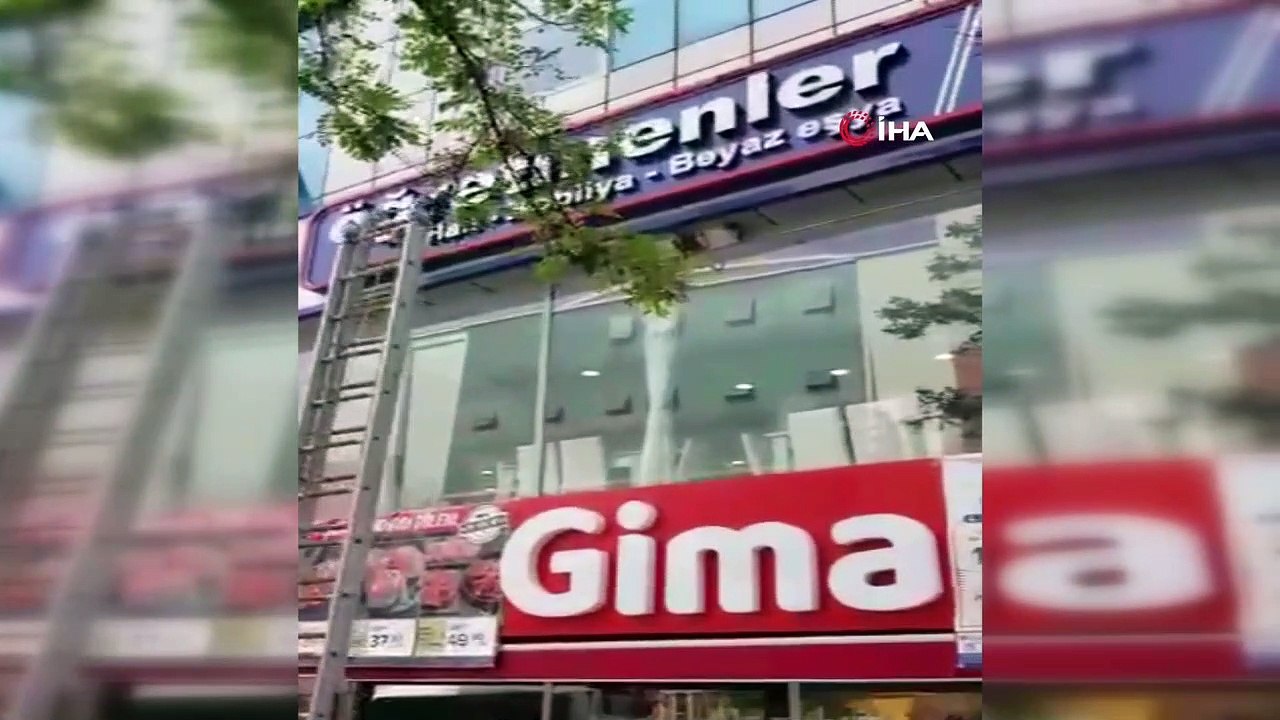 Kablolara ayağı takılan kuşu itfaiye kurtardı