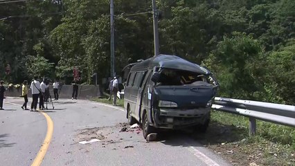 삼척 고갯길서 승합차 전복...16명 사상 / YTN