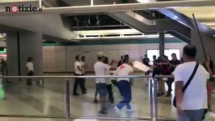 Hong Kong,  compaiono anche gli squadristi bianchi| Notizie.it