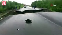 Rusya'da otomobil çöken yola düştü