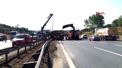 TEM'DE KAMYON DEVRİLDİ; TONLARCA MEYVE VE SEBZE YOLLA DÖKÜLDÜ