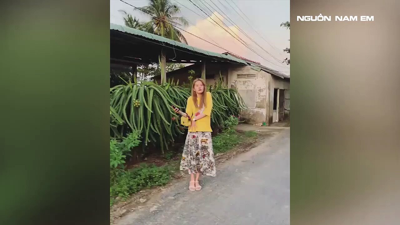 Nam Em ca hát, đùa giỡn với chó giữa đường khiến CĐM hoang mang