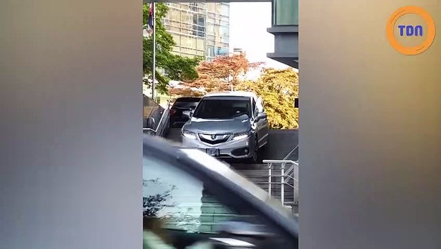 Descendre des escaliers en voiture ? Fait !