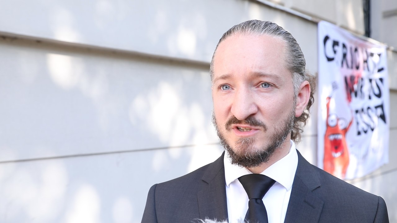 Verletzter Klimaaktivist vor Gericht - Das sagt der Verteidiger