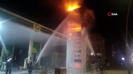 Akaryakıt istasyonunda facianın eşiğinden dönüldü... İstasyon tabelası alev alev yandı