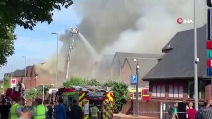 Londra’da AVM’de yangın: 150 itfaiye eri müdahale ediyor