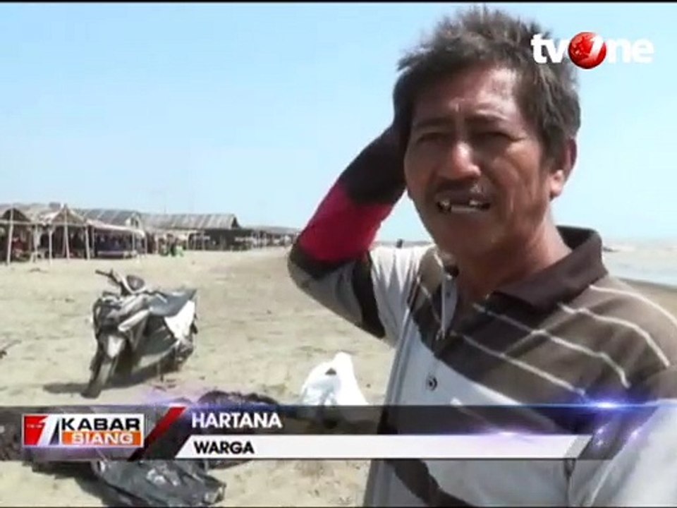 Warga Karawang Bersihkan Tumpahan Minyak Mentah di Pantai