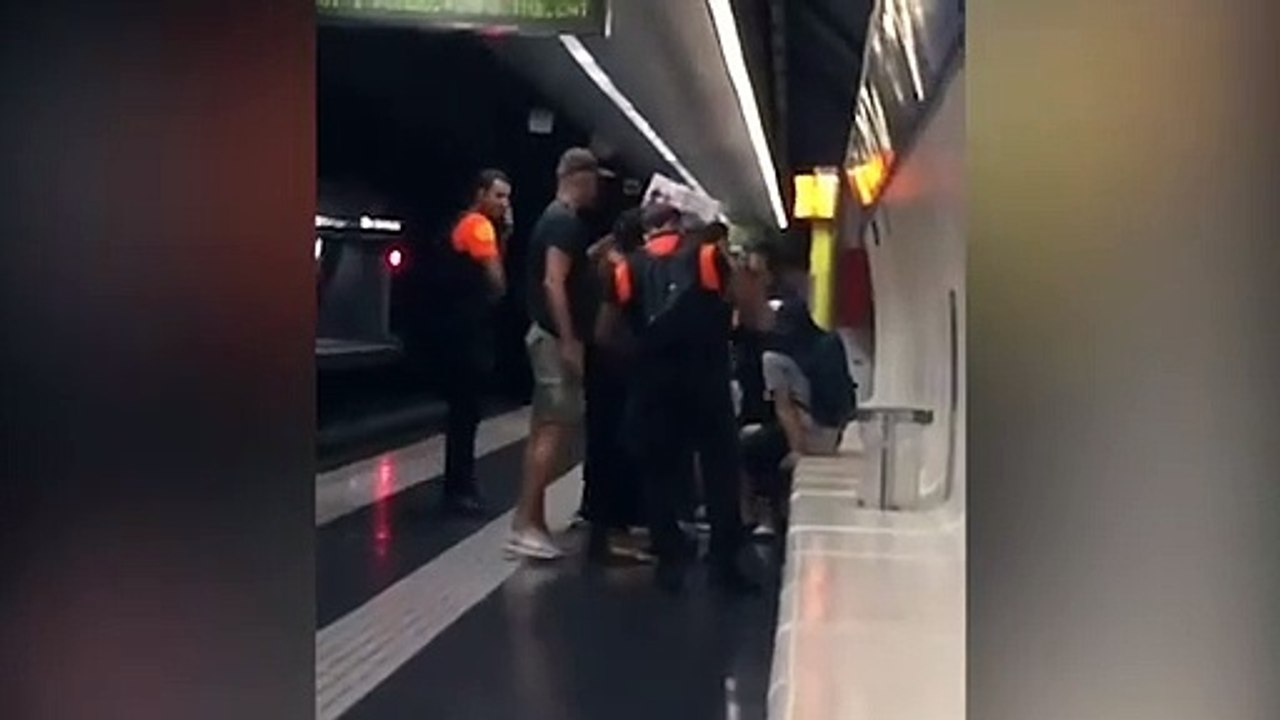 Carteristas huyen entre las vías en BCN