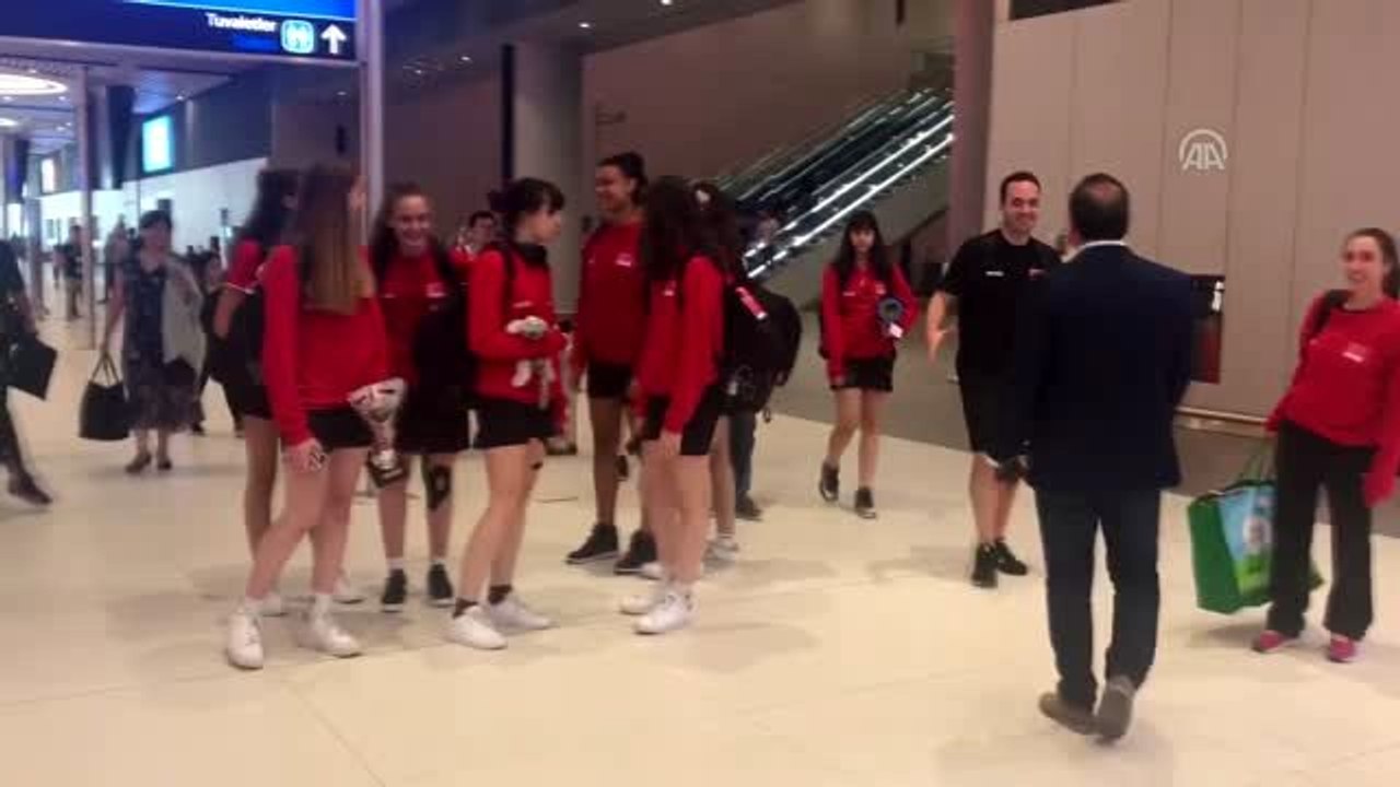 Şampiyon voleybolcular yurda döndü