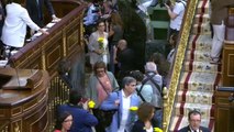 Los diputados de ERC llenan sus escaños de flores amarillas