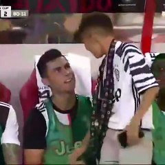 Pequeno adepto foi cumprimentar Ronaldo e acabou sentado no banco da Juventus