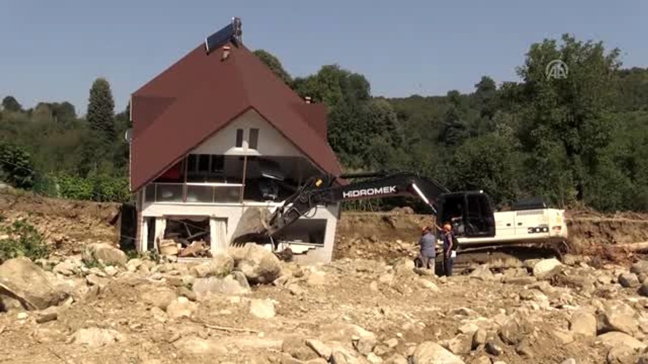 Selde devrilen ev yıkıldı