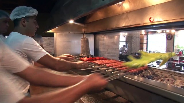 Kebap Ustalarının 100 Derece Sıcaklıktaki Zorlu Mesaisi