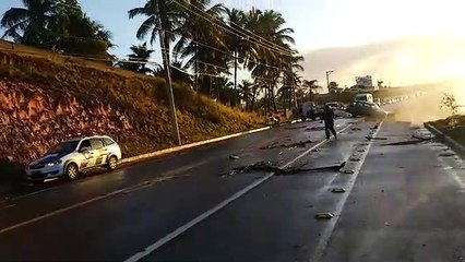 Doblô fica pendurado em asfalto devido a erosão