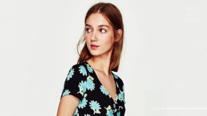 Zara vende un mono negro que luce una modelo mayor de 40 años