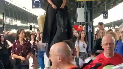 شاهد: عرض بالخيول داخل محطة قطار باريسية وسط ذهول الجمهور