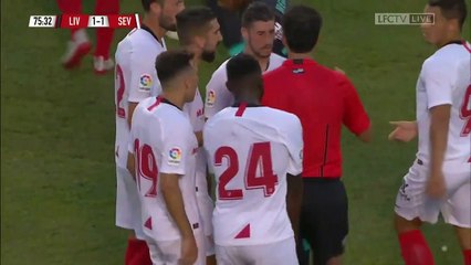 Joris Gnagnon terrasse un joueur de Liverpool