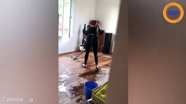 En rentrant plus tôt chez elle, elle découvre sa femme de ménage en plein “show” !