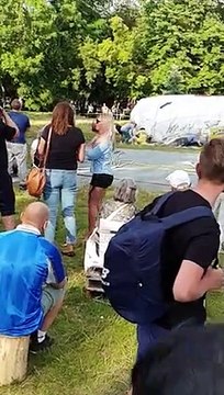 L'élastique lâche en plein saut, il atterrit dans un ballon géant