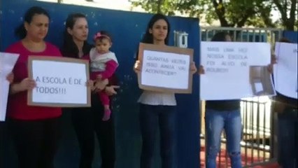 Após criminosos agirem em escola, protesto é realizado