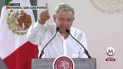 AMLO 'regaña' a Albores por platicar en evento en SLP