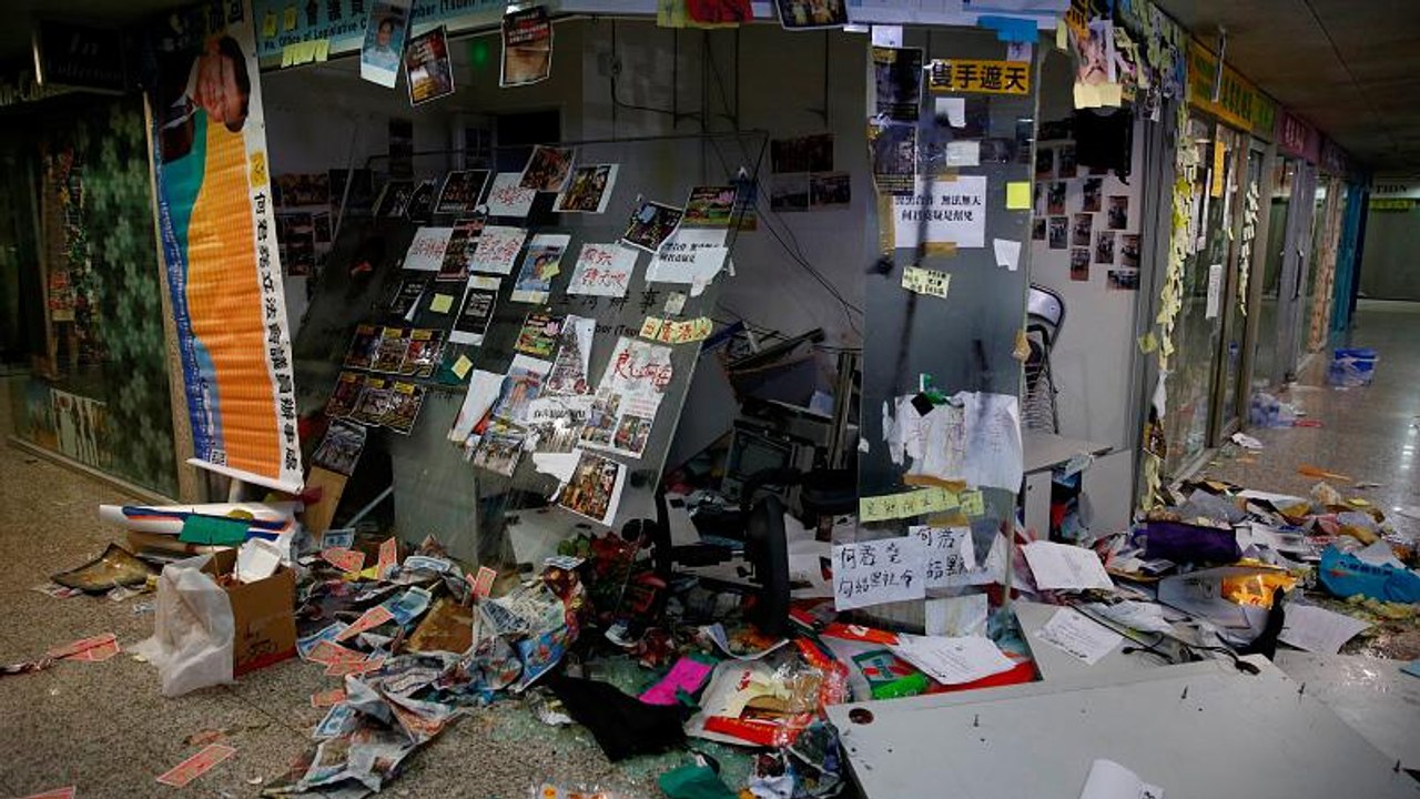 Nach U-Bahn-Angriffen in Hongkong: Abgeordneten-Büro verwüstet