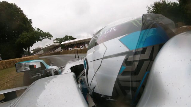 Valtteri Bottas se lo pasa en grande en Goodwood con un Mercedes de 2017