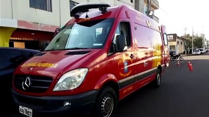 Mulher tem suspeita de fratura no fêmur, após cair de escada