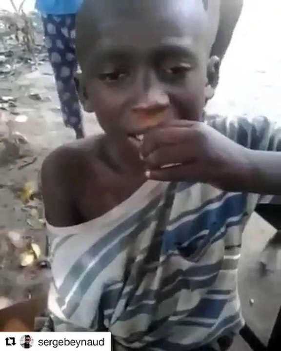 Ce petit garçon de la rue a une voix surprenante. A absolument écouter !