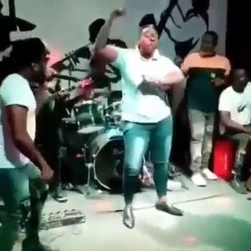 Cette femme est une vraie dégammeuse. Admirez cette chorégraphie !