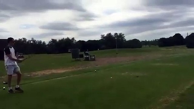 Golf : il tente un coup improbable.. et s'étale au sol !