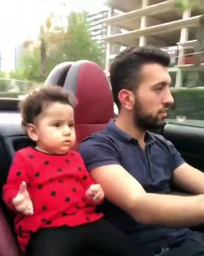 Un père roule à toute vitesse en décapotable avec son bébé qui n'est pas attaché