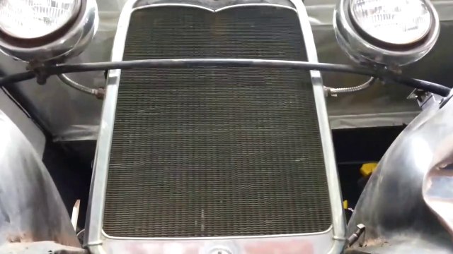 Il fait la vidange de sa vieille Ford Model A après 50 ans sans changer l'huile du moteur