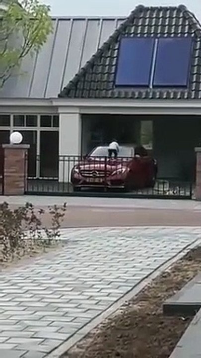 Ce gamin debout sur la Mercedes C180 de son père s'amuse à sauter dessus