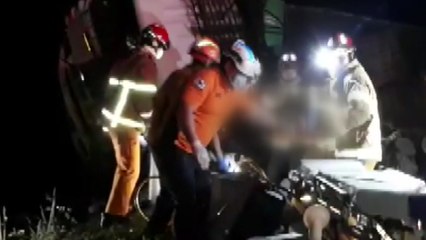 화물차끼리 추돌 사고로 1명 중상...페인트 도로에 쏟아져 / YTN