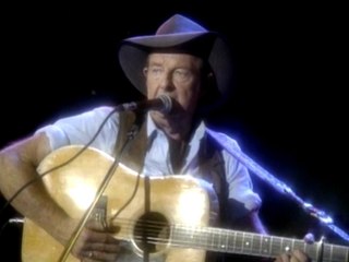 Slim Dusty - Leave Him In The Longyard