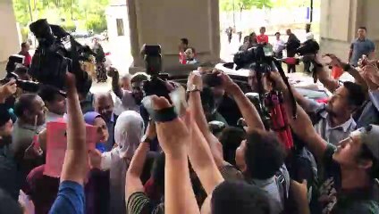 Скачать видео: Najib celebrates  66th birthday  at KL court